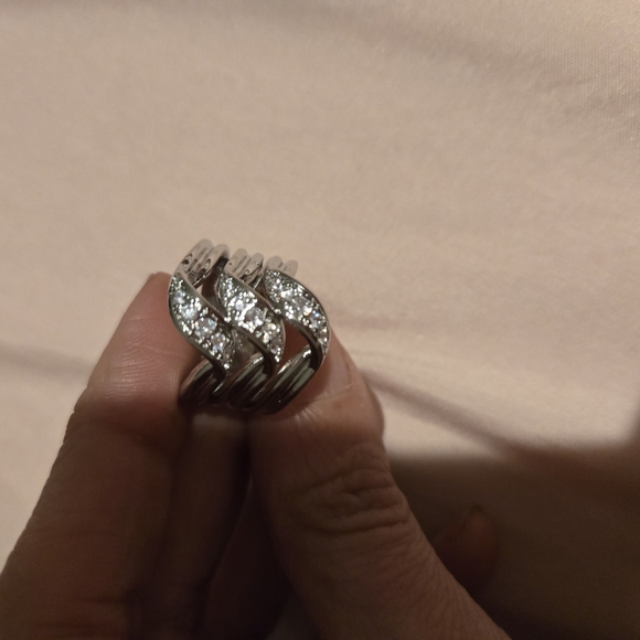 Silver and White Twisting Diamond Ring - Picture 4 of 7